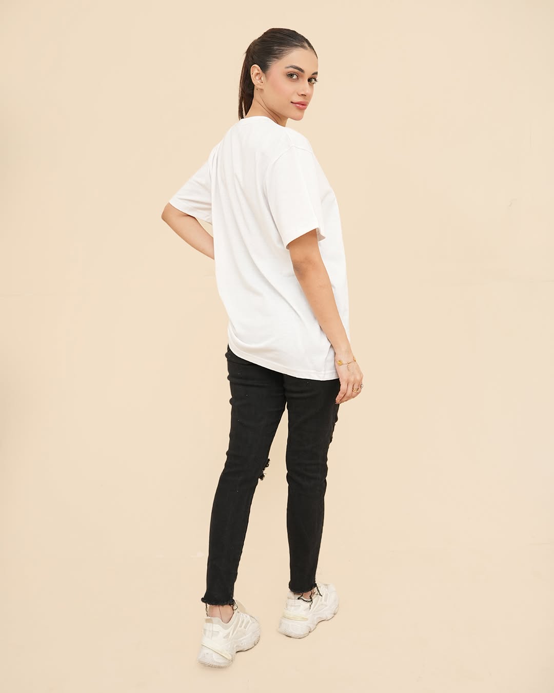 WOMEN WITE OVERSIZED T-SHIRT WITH EMBOSSED DESIGN
