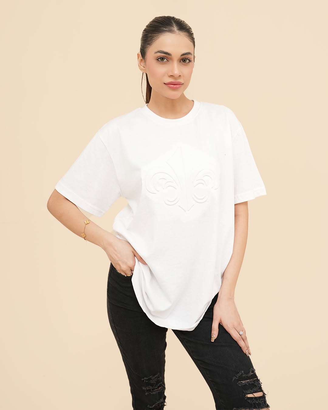 WOMEN WITE OVERSIZED T-SHIRT WITH EMBOSSED DESIGN