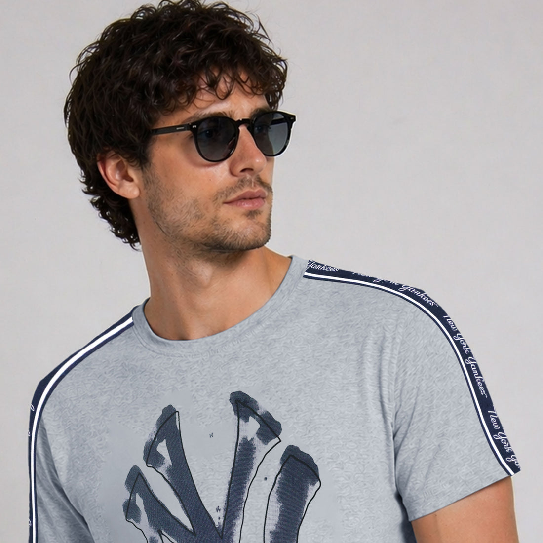 New York Yankees Oversized Logo Graphic T-Shirt