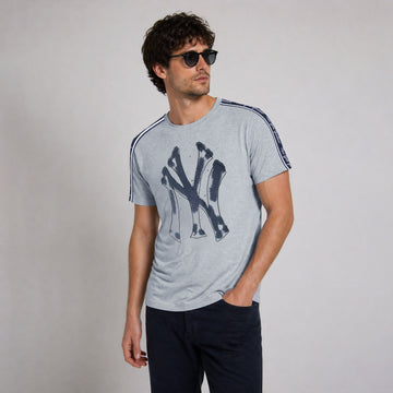 New York Yankees Oversized Logo Graphic T-Shirt